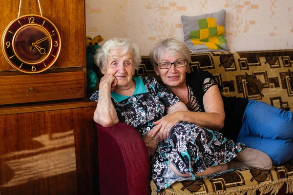 Donna Anziana Nella Sua Casa Seduta Sul Divano Con Figlia — Foto Stock