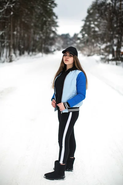 Adolescente Menina Full Length Retrato Rua Inverno — Fotografia de Stock