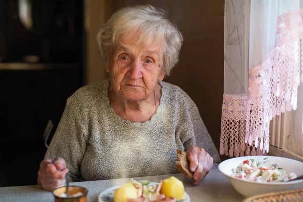 Anziana Donna Mangia Seduto Tavola — Foto Stock