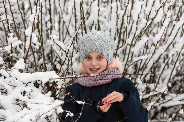雪に覆われたブッシュの少女の肖像画 — ストック写真