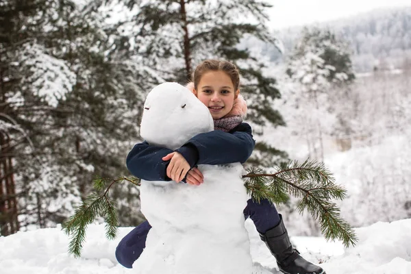 Маленька Дівчинка Скульптури Сніговика Зимовому Сніжному Парку — стокове фото