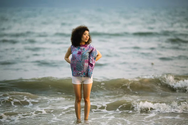 Ung Kvinna Blandad Ras Står Linjen Surf Havet — Stockfoto