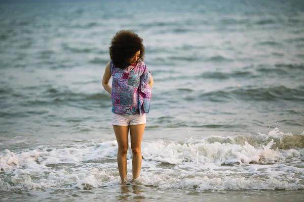 Młoda Kobieta Mieszanej Rasy Stoi Linii Surf Sea — Zdjęcie stockowe