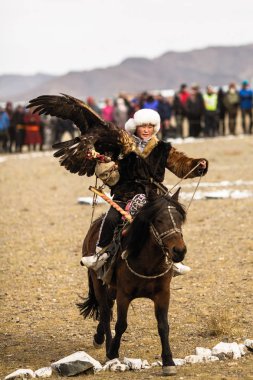 Olgiy, Moğolistan - Eyl 30, 2017: Berkutchi (Kazak kartal Hunter) Bayan-Olgii Aymağı Batı Moğolistan dağlarında.