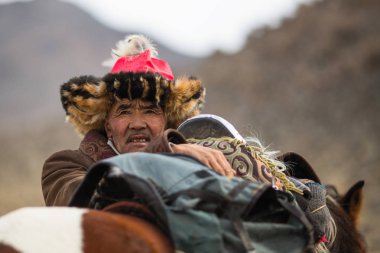 Olgiy, Moğolistan - Eyl 30, 2017: Moğol halk kuşları Berkutchi Batı Moğolistan ile yıllık Ulusal yarışma sırasında.