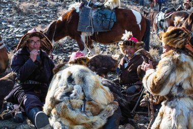 Olgiy, Moğolistan - Eyl 30, 2017: Moğol halk kuşları Berkutchi Batı Moğolistan ile yıllık Ulusal yarışma sırasında.