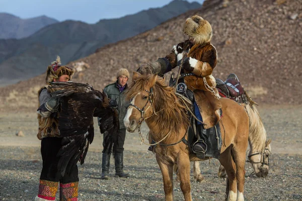 Sagsay Mongolia Sep 2017 Berkutchi Cazador Águila Kazaja Mientras Caza — Foto de Stock