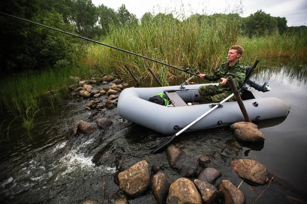 Man Hengel Rivier Een Rubberboot — Stockfoto