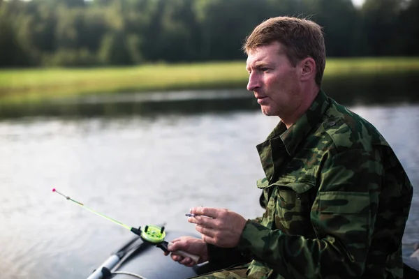 Чоловік Рибальський Стрижень Річці Гумовому Човні — стокове фото