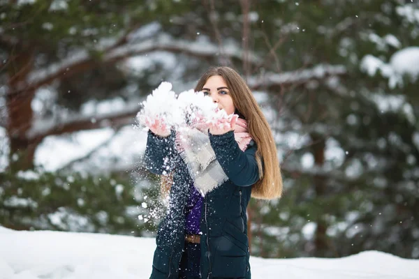 Menina Bonita Adolescente Brincando Com Neve Inverno — Fotografia de Stock