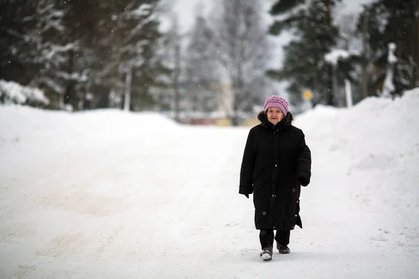 Kış Aylarında Köyün Sokakta Yürüyen Bir Yaşlı Kadın Emekli — Stok fotoğraf