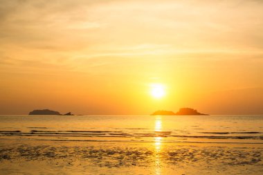 Güzel gün batımı deniz sahil üzerinde. Alacakaranlık.