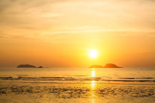 Μαγευτικό Ηλιοβασίλεμα Πάνω Από Την Ακτή Της Θάλασσας Λυκόφως — Φωτογραφία Αρχείου