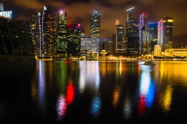 İş bölgesinin Marina Bay gece Singapur görünümünü.
