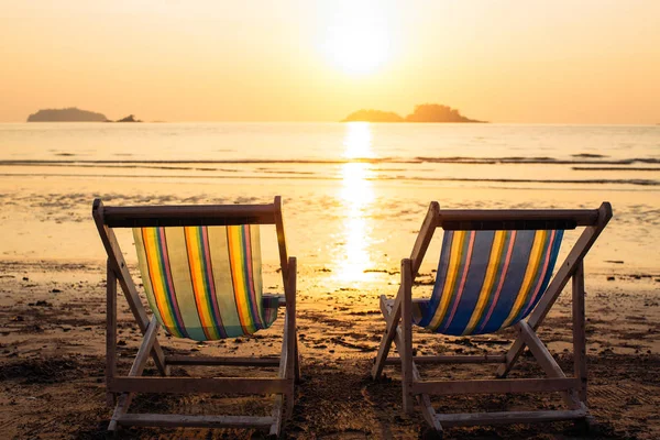 在海上的日落海滩躺椅一对 泰国海湾 — 图库照片
