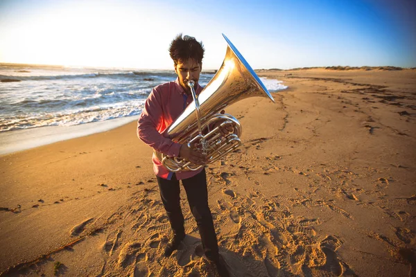 Músico Tocando Tuba Costa Oceânica — Fotografia de Stock