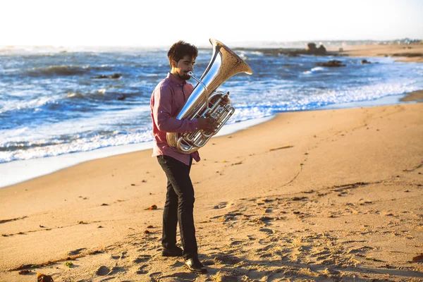 Músico Tocando Tuba Costa Oceânica — Fotografia de Stock