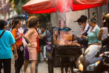 Bangkok, Tayland - 30 Mar 2016: Sokak gıda, şehrin merkezi bölgelerinden birinde canlı bir ticaret. Bangkok'ta 16.000 kayıtlı sokak satıcıları olduğunu.