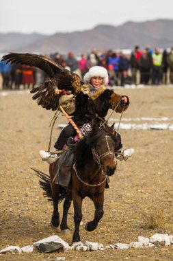 Olgiy, Moğolistan - Eyl 30, 2017: Kazak altın kartal avcı, geleneksel giyim, kuşları Berkutchi Batı Moğolistan ile yıllık Ulusal yarışma sırasında altın kartal ile.