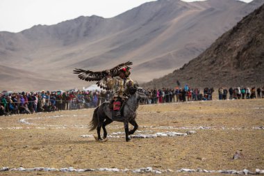 Olgiy, Moğolistan - Eyl 30, 2017: Kazak altın kartal avcı, geleneksel giyim, kuşları Berkutchi Batı Moğolistan ile yıllık Ulusal yarışma sırasında altın kartal ile.