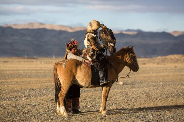 Sagsay Mongolia Setembro 2017 Berkutchi Caçadores Águia Roupas Tradicionais Enquanto — Fotografia de Stock