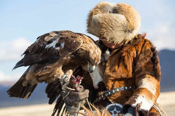 Sagsay Mongolia Sep 2017 Berkutchi Cazadores Águilas Ropa Tradicional Mientras — Foto de Stock