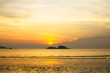 Deniz plaj üzerinde alacakaranlık gökyüzü.