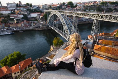 Dom Porto - Portekiz köprü Luis gözlem noktası oturan genç kadın.