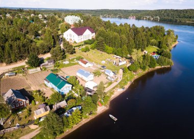 Bankalar refleks nehir, Nikolsky, Leningrad bölgesinde Rusya köyünün havadan görünümü.