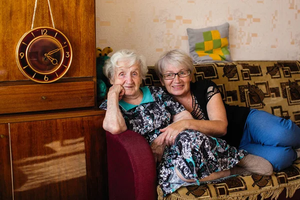 Bir Kucaklama Arkasında Yetişkin Kızı Mutlu Yaşlı Kadınla — Stok fotoğraf