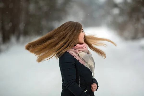 Una Adolescente Con Pelo Largo Aire Libre Invierno Nevado —  Fotos de Stock