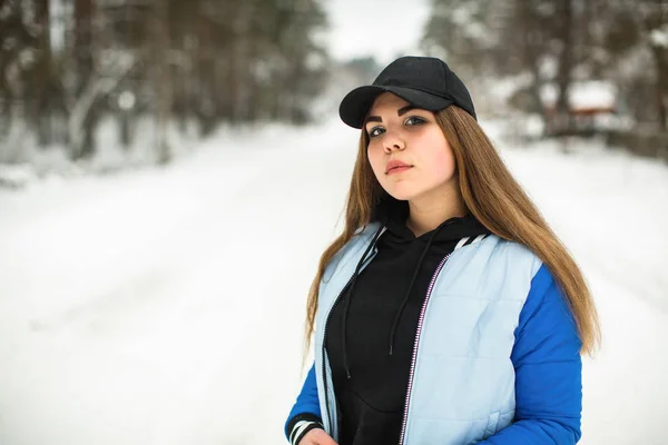 Teenie Mädchen Straßenstil Mit Langen Haaren Verschneiten Winter — Stockfoto