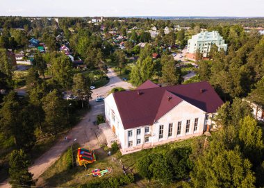 Leningrad bölgesinde - Rusya tipik kent tipi köyünün havadan görünümü.