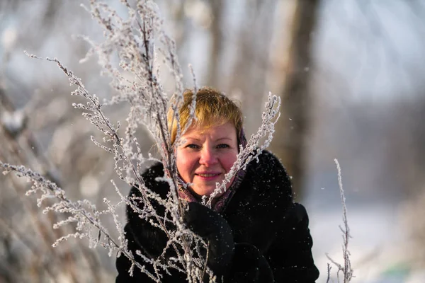 Портрет Молодої Жінки Засніженій Зимі Відкритому Повітрі — стокове фото