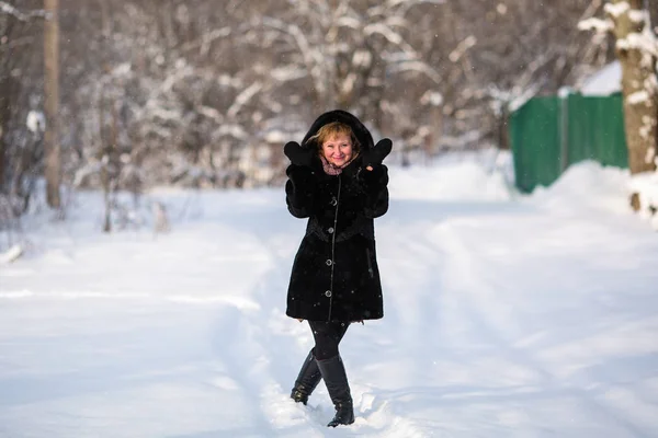 雪に覆われた冬の屋外での若い女性の肖像画 — ストック写真