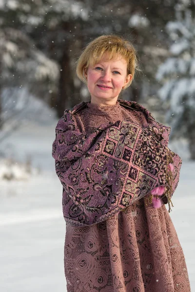 Retrato Mujer Rusa Invierno Nevado — Foto de Stock