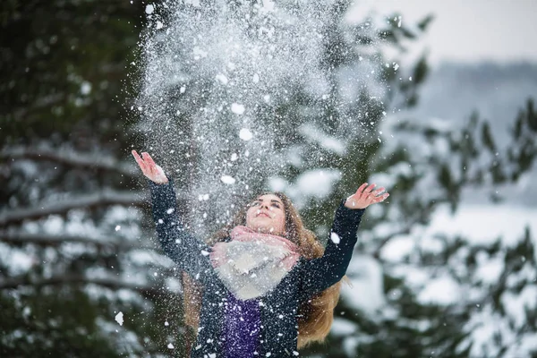 Jolie Adolescente Jouant Avec Neige Dans Hiver Incroyable — Photo