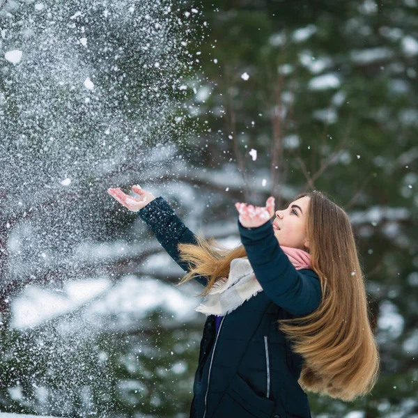 Linda Adolescente Brincando Com Neve Inverno Incrível — Fotografia de Stock