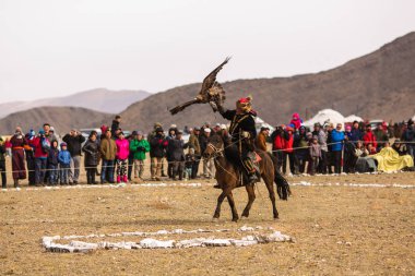 Olgiy, Moğolistan - Eyl 30, 2017: Berkutchi (Kazak kartal Hunter) Bayan-Olgii Aymağı Batı Moğolistan dağlarında.