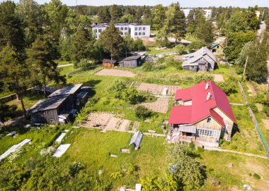 Leningrad region, Rusya Federasyonu içinde tipik kent tipi köyünün havadan görünümü.