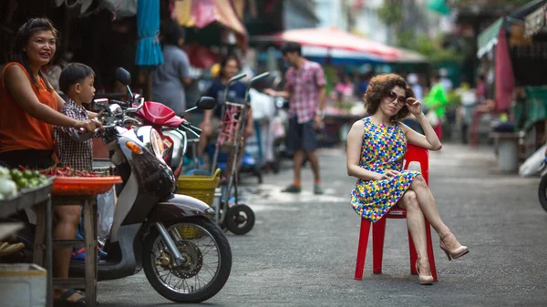 泰国曼谷 2016 街上的当地人 在城市中心地区之一有活跃的贸易 曼谷有16 000个注册街头小贩 — 图库照片