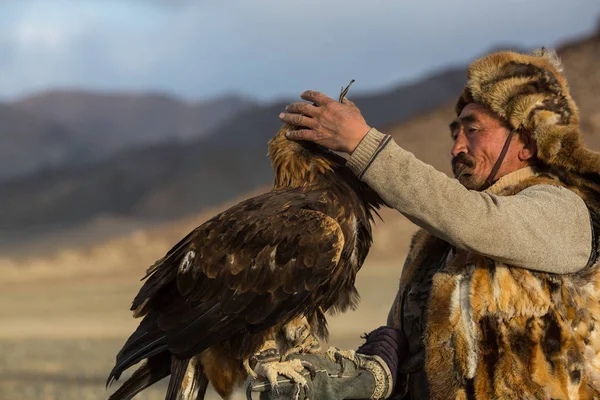 Sagsay Mongolia Sep 2017 Berkutchi Cazador Águila Kazaja Mientras Caza — Foto de Stock