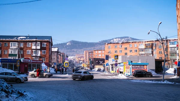 俄罗斯谢雷格什 2019年3月10日 在肖里亚山的谢雷格什城市式定居点的一条街道上 它现在是最受欢迎的冬季运动胜地之一 有超过百万的游客 — 图库照片