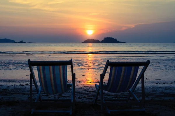 黄昏时沙滩上的日光浴躺椅 — 图库照片