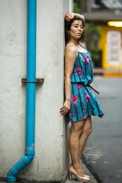 Asian Kobieta Sukni Światła Pozuje Przy Ścianie — Zdjęcie stockowe