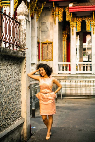 Genç Bir Asyalı Kadın Bir Budist Tapınağı Kapısında Duruyor — Stok fotoğraf
