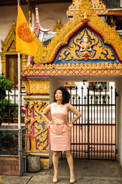 Ung Asiatisk Kvinna Står Vid Porten Till Ett Buddhistiskt Tempel — Stockfoto