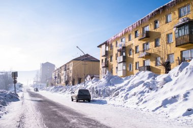 Sheregesh kentsel yerlesim dağ Shoria, Sibirya - Rusya içinde caddelerinden birinin görünümü. 