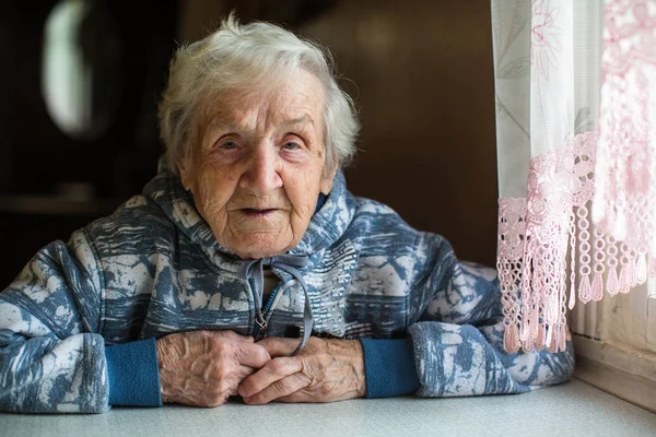 Retrato Anciana Mirando Cámara Cuidado Las Generaciones Mayores — Foto de Stock