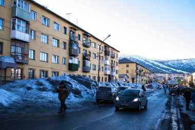 Sheregesh, Rusya - Mar 10, 2019: bir dağ Shoria Sheregesh kent tipi yerleşim sokaklarında üzerinde. En popüler kış spor tesisi şimdi nerede fazla milyon turist